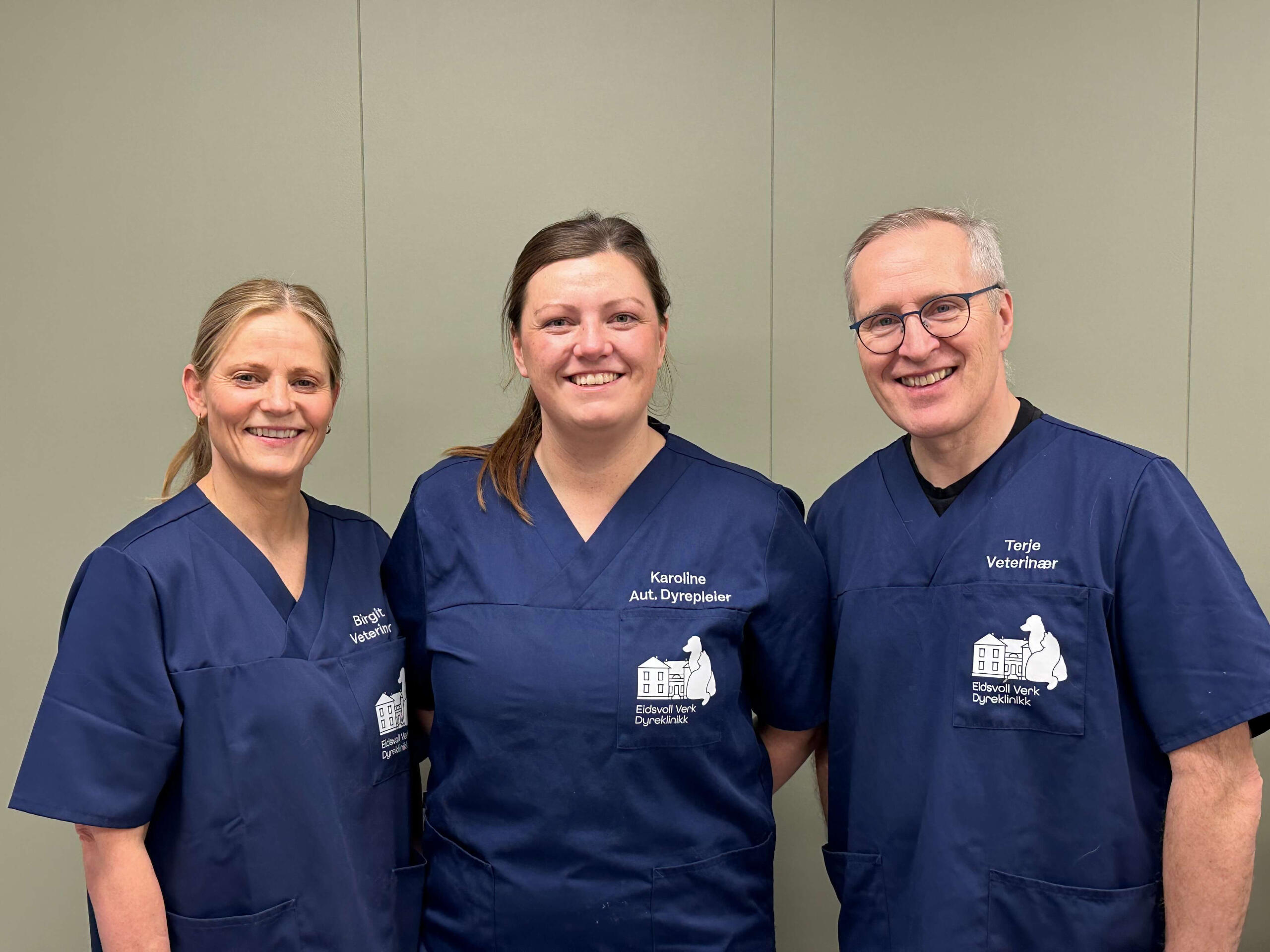 Veterinærer og dyrepleiere ved Eidsvoll Verk Dyreklinikk – Trygg og omsorgsfull behandling av kjæledyr.